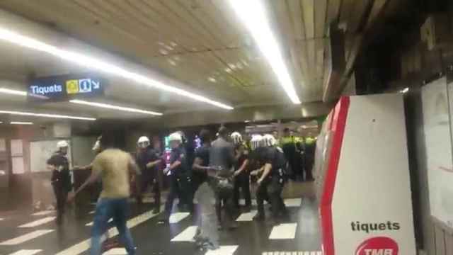 Enfrentamiento de la policía y manteros en la estación de metro de Plaza Cataluña / TWITTER