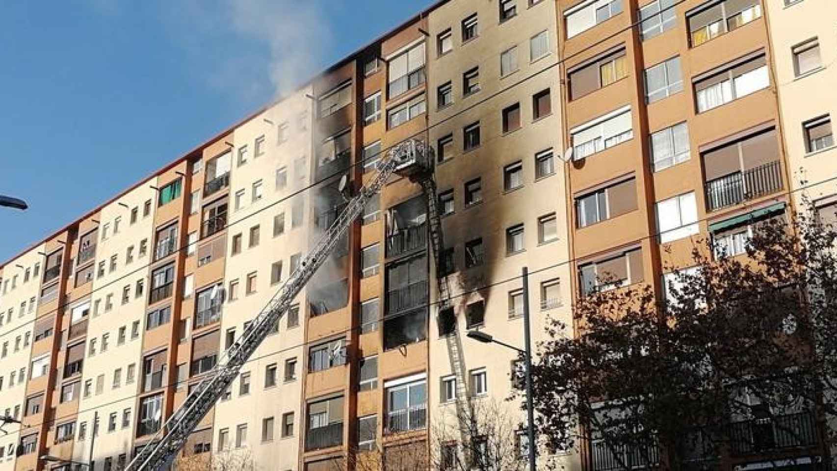 Incendio en un edificio de Badalona en el barrio de Sant Roc