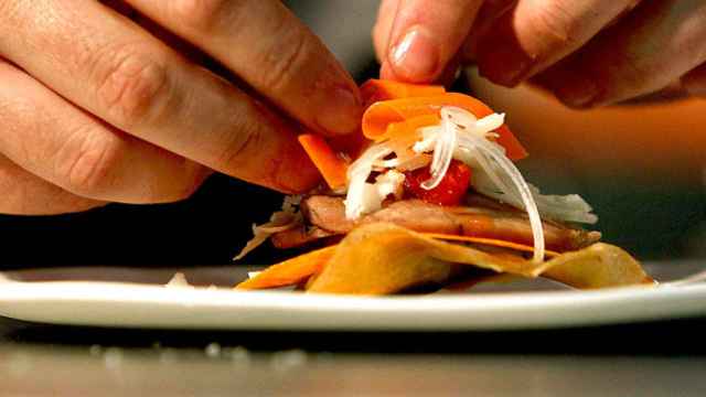 Preparación de un plato que reinventa la gastronomía catalana durante el Fòrum Gastronómic de Barcelona / EFE