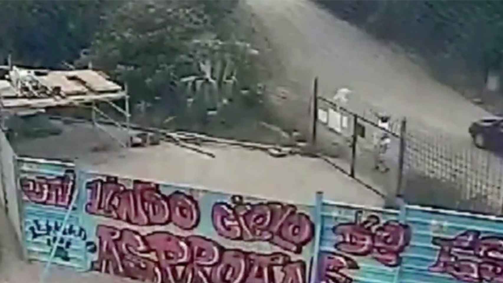 Un momento del vídeo en el que el hombre engancha al perro en la valla / GUARDIA CIVIL