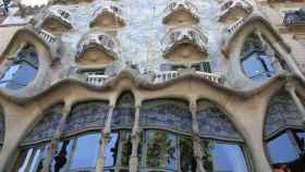 Imagen de la fachada principal y del acceso para visitas a la Casa Batlló / CG