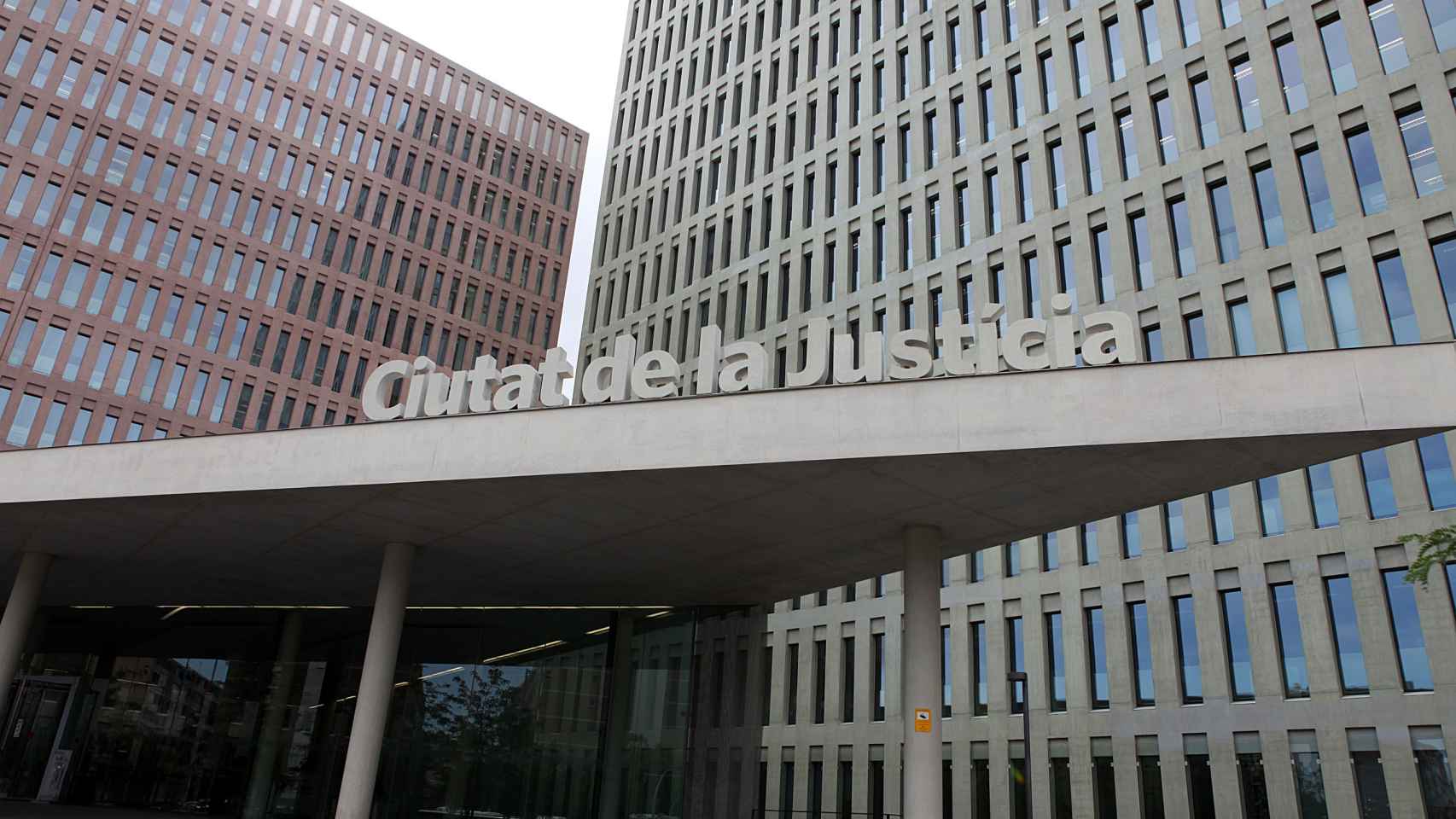 El exterior de la Ciutat de la Justícia de Barcelona y L'Hospitalet de Llobregat, donde los forenses identifican las víctimas de los atentados terroristas / CG