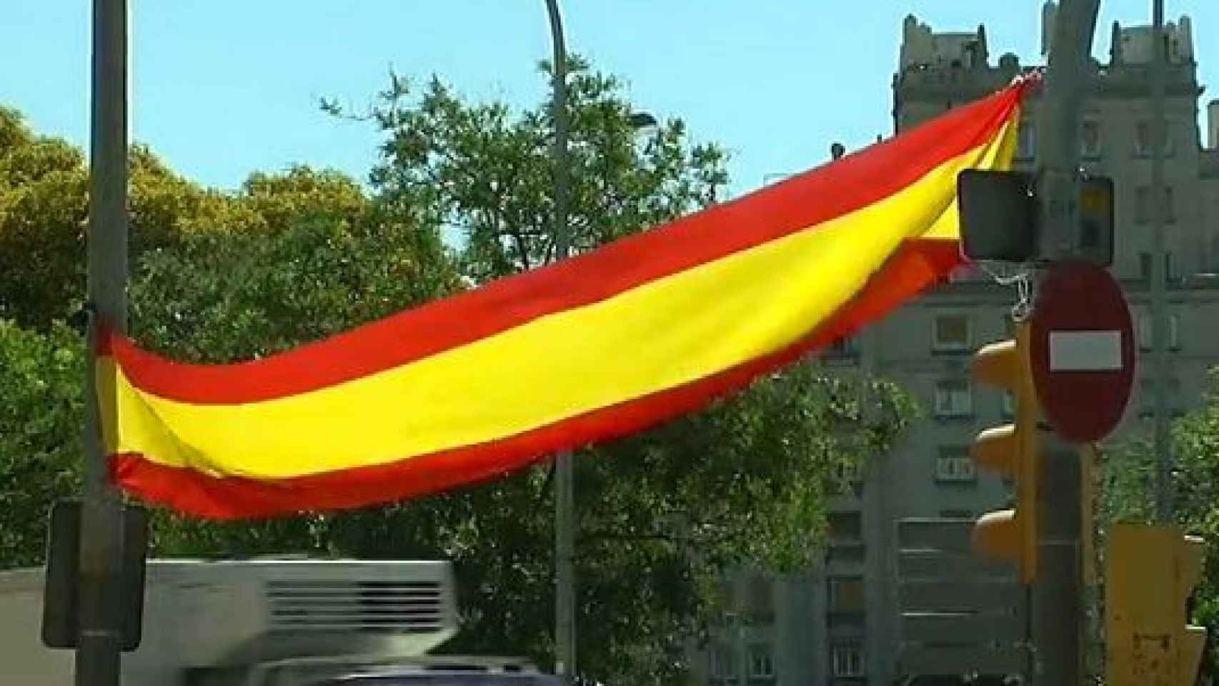 Una bandera de España en la calle Marina de Barcelona / CG