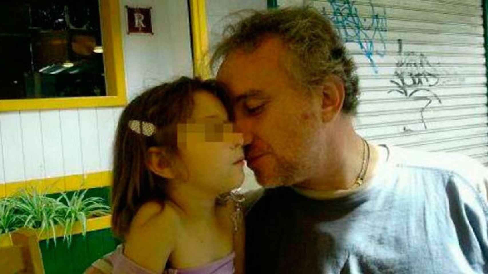 El padre de Nadia, Fernando Blanco, con su hija, de quien presuntamente tomó imágenes de contenido sexual / CG
