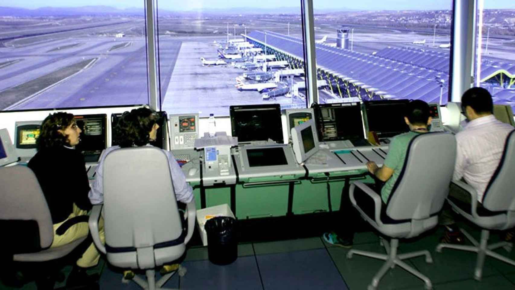 Controladores aereos des de la torre del Aeropuerto de Barcelona-El Prat