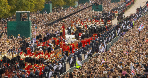 Miles de personas despiden a la monarca Isabel II en las calles de Londres / TIM IRELAND - EFE