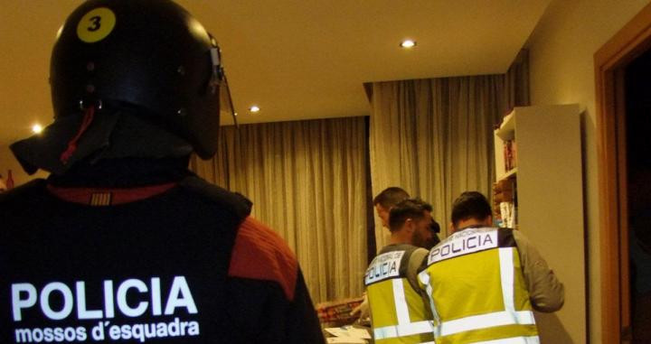 Agentes de policía y mossos durante la operación contra el tráfico de marihuana y hachís / POLICÍA