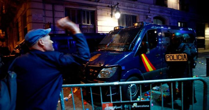 Un manifestante de los CDR arroja un objeto a la policía ante la Jefatura de Via Laietana de Barcelona / EFE