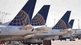 Varios aviones de la compañía United Airlines repostan en un aeropuerto / CG