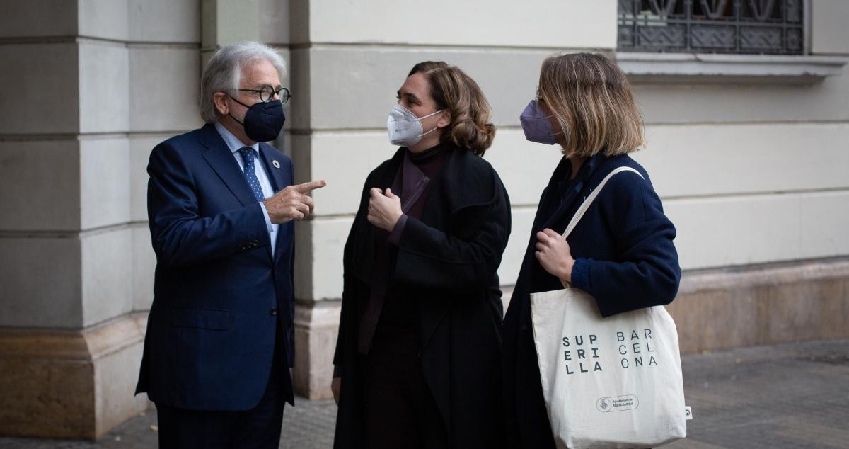 Josep Sánchez Llibre, Ada Colau y Janet Sanz antes de su encuentro en la sede de Foment del Treball / EP