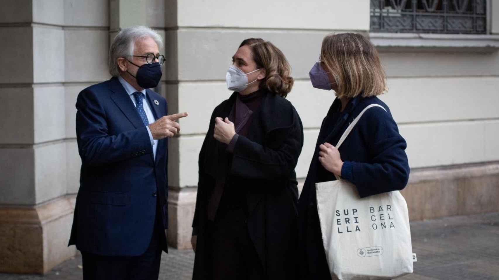 Josep Sánchez Llibre, Ada Colau y Janet Sanz antes de su encuentro en la sede de Foment del Treball / EP