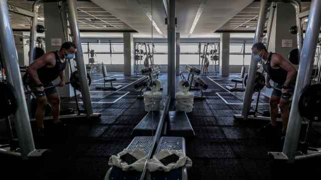 Una persona se ejercita en una sala de un gimnasio / EP