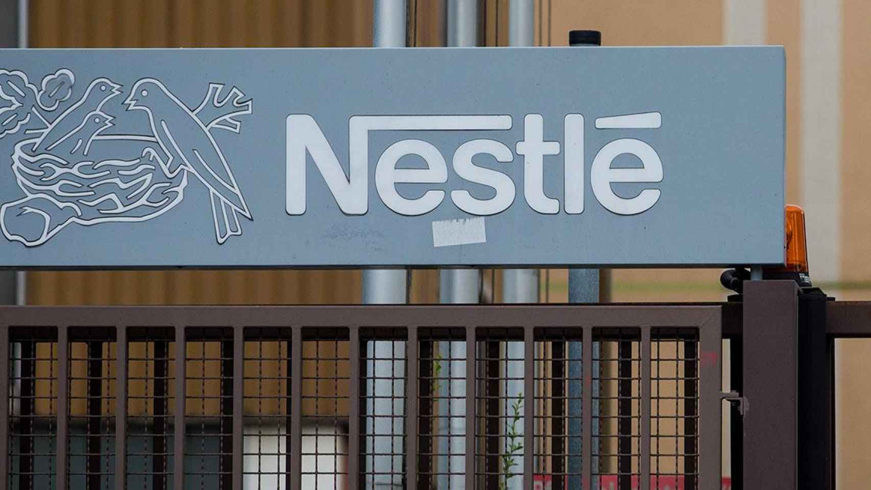 Un letrero de Nestlé en una de sus instalaciones en Alemania / EP