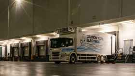 El camión 100% eléctrico en pruebas en las instalaciones del bloque logístico de Mercadona en Madrid / CEDIDA