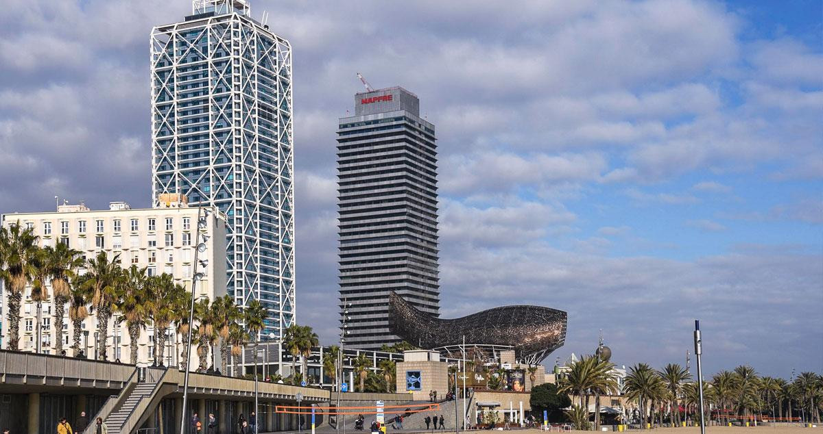 El Hotel Arts (i), junto a la Torre Mapfre en el frente marítimo de Barcelona / CG