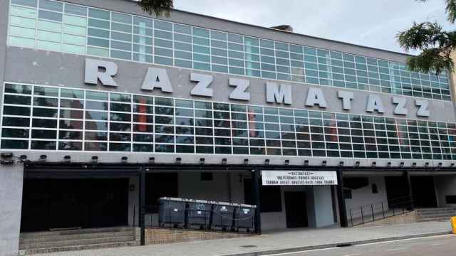 Fachada de Razzmatazz, donde cuelga un cartel que promete que volverá a abrir pronto / CG