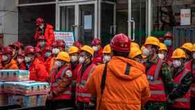 Obreros de la construcción de China se protegen del coronavirus / EFE