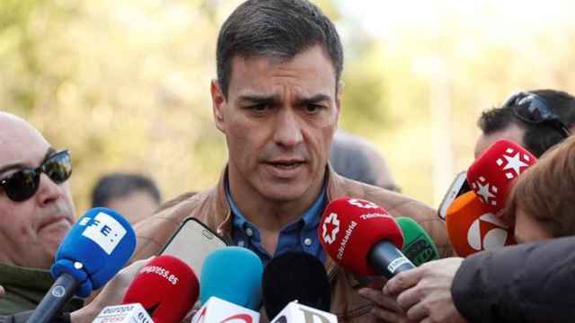 Pedro Sánchez, secretario general del PSOE, atiende a los medios antes de participar en la manifestación del Primero de Mayo / EFE