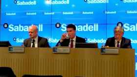 Jaime Guardiola (c), consejero delegado de Banco Sabadell, junto al director financiero de la entidad, Tomás Varela (i), y el director de comunicación, Gabriel Martínez (d) / CG