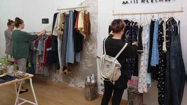 Una tienda de ropa, el activo que ha empujado el crecimiento de la inflación en Cataluña por encima de la media de España / EFE