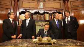 El delegado del Gobierno, Enric Millo; el presidente de Foment, Joaquim Gay de Montellà, el presidente español Mariano Rajoy; el presidente de la CEOE, Juan Rosell, y el director del Gabinete de Presidencia, Jorge Moragas (de izquierda a derecha) / CG