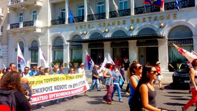 Los trabajadores de la hostelería que hicieron huelga se manifestaron ante algunos de los principales hoteles de Atenas / CG
