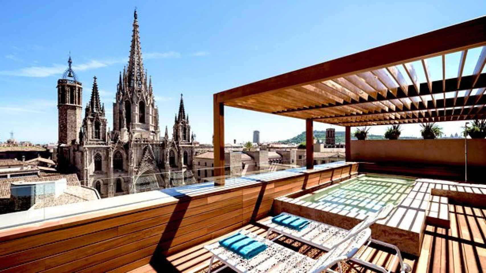 Imagen de archivo de la terraza del Hotel Colón de Barcelona, situado ante la catedral de la ciudad / CG