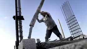 Imagen de archivo de un obrero de la construcción en España / EFE