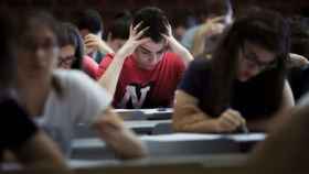 Un estudiante concentrado durante una prueba en una universidad española.