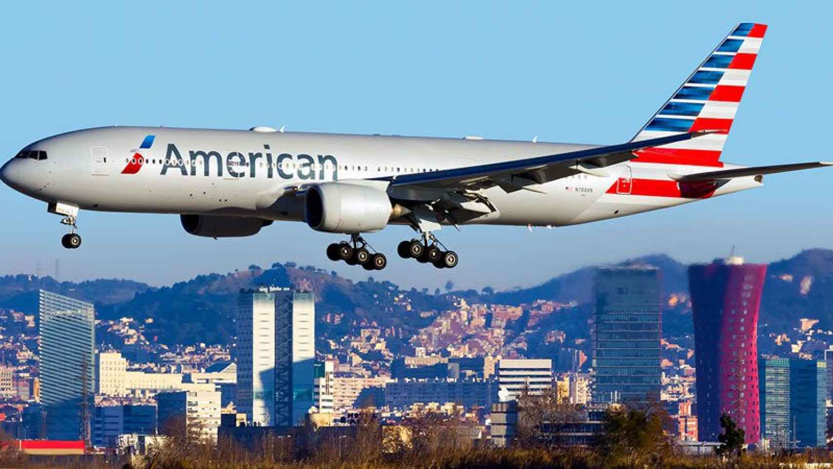 Un avión de American Airlines operando en el aeropuerto de El Prat de Barcelona.