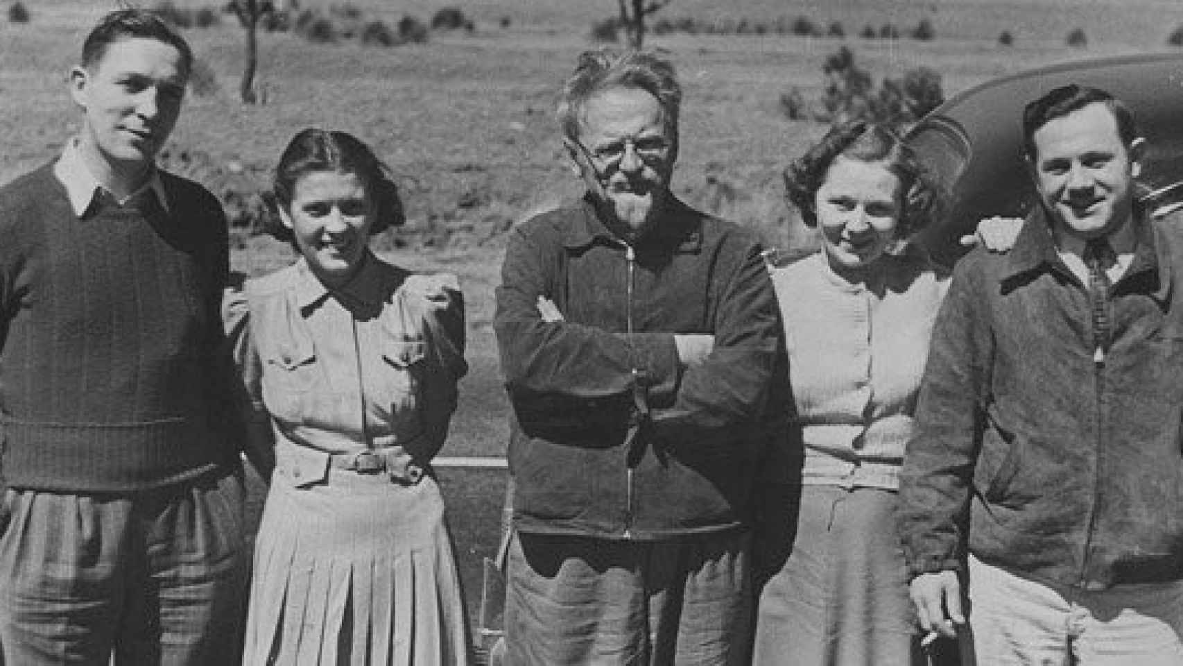 El líder revolucionario ruso León Trotski (centro de la imagen) junto a unos admiradores en México