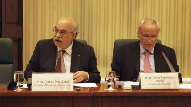 El consejero de Economía, Andreu Mas-Colell (izquierda), junto al presidente de la comisión de Economía y Finanzas del Parlament, el diputado de CDC Antoni Fernández Teixidó (derecha)