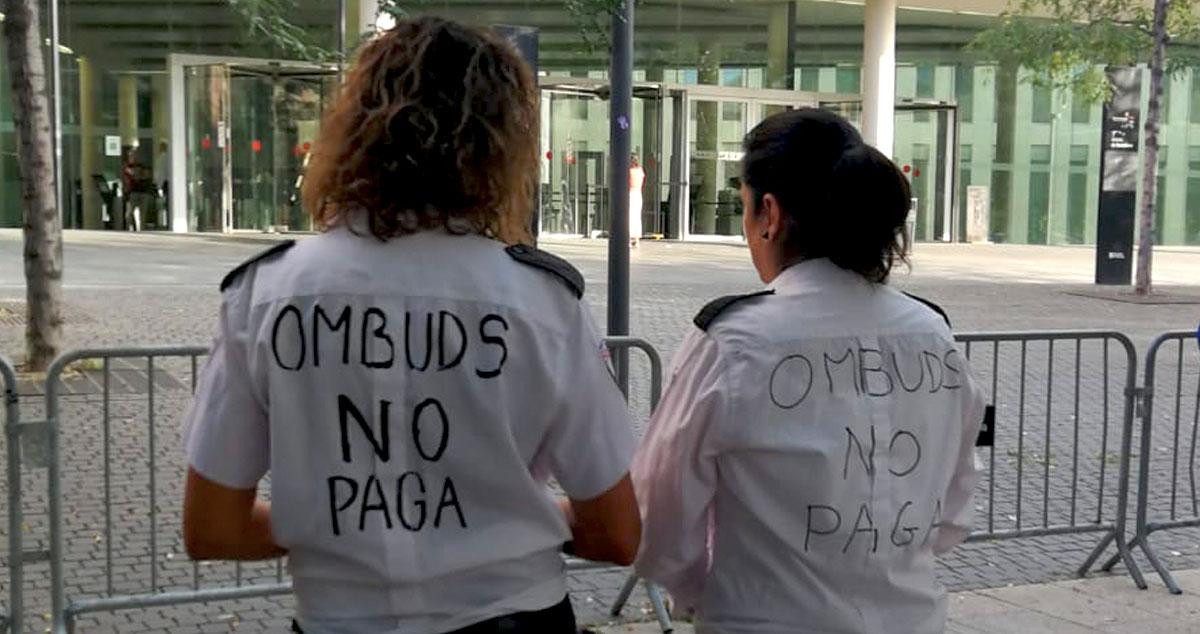 Dos trabajadoras de Ombuds en una protesta porque no cobraban en verano ante la Ciutat de la Justícia de Barcelona / CG