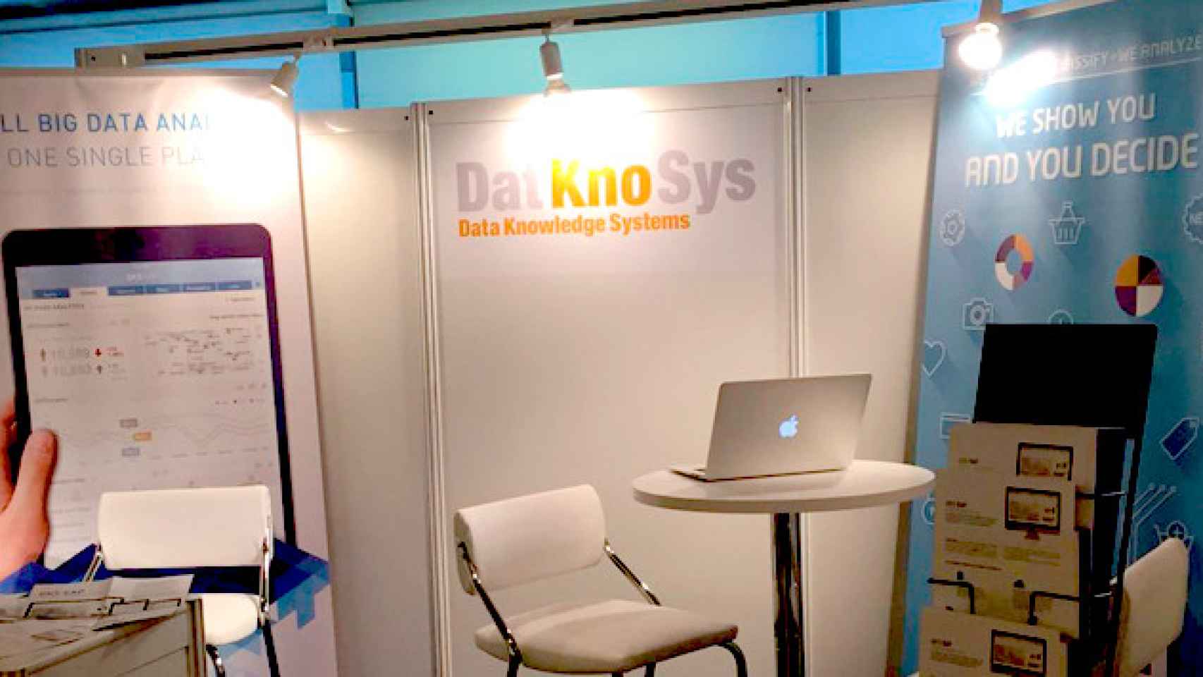 Stand de la empresa Datknosys, compañía que desarrolla soluciones de mercadotecnia digital / CG