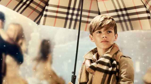 Romeo Beckham, el hijo de Victoria y David Beckham, en la campaña de Navidad de Burberry.