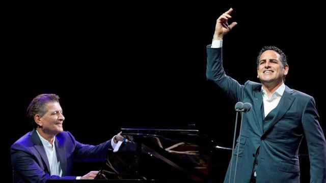 El tenor Juan Diego Flórez junto al pianista Vincenzo Scalera en el Festival de Cap Roig / EFE