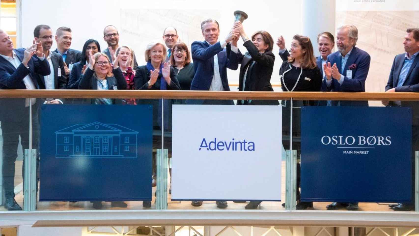 El CEO de Adevinta, Rolv Erik Ryssdal (en el centro) el día que la empresa comenzó a cotizar en la Bolsa de Oslo / EFE