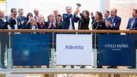 El CEO de Adevinta, Rolv Erik Ryssdal (en el centro) el día que la empresa comenzó a cotizar en la Bolsa de Oslo / EFE