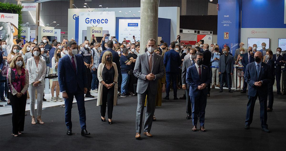 La foto protocolaria con el Rey, Sánchez y Aragonès ante el expositor de Huawei en el Mobile World Congress / EUROPA PRESS