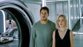 Jennifer Lawrence junto a Chris Pratt en una escena de 'Passenger'