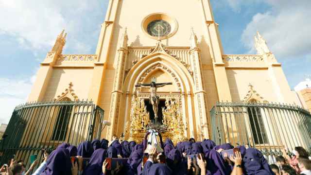 Salida de un paso de procesión en Málaga /EP