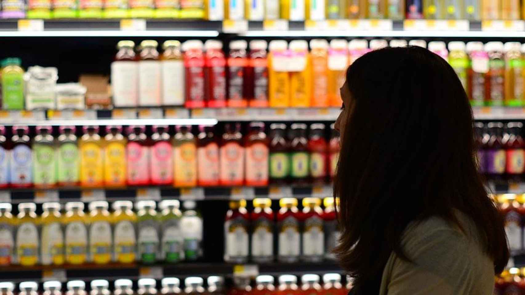 Una mujer pasea ante productos de marcas blancas en un supermercado / PIXABAY
