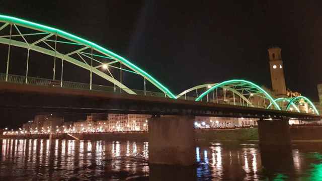 Puente de Tortosa iluminado de verde con motivo de San Patricio / TURISMO DE IRLANDA