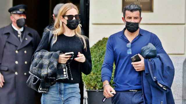 Luis Figo y Helen Svedin salen juntos del hotel Ritz de Madrid /EP