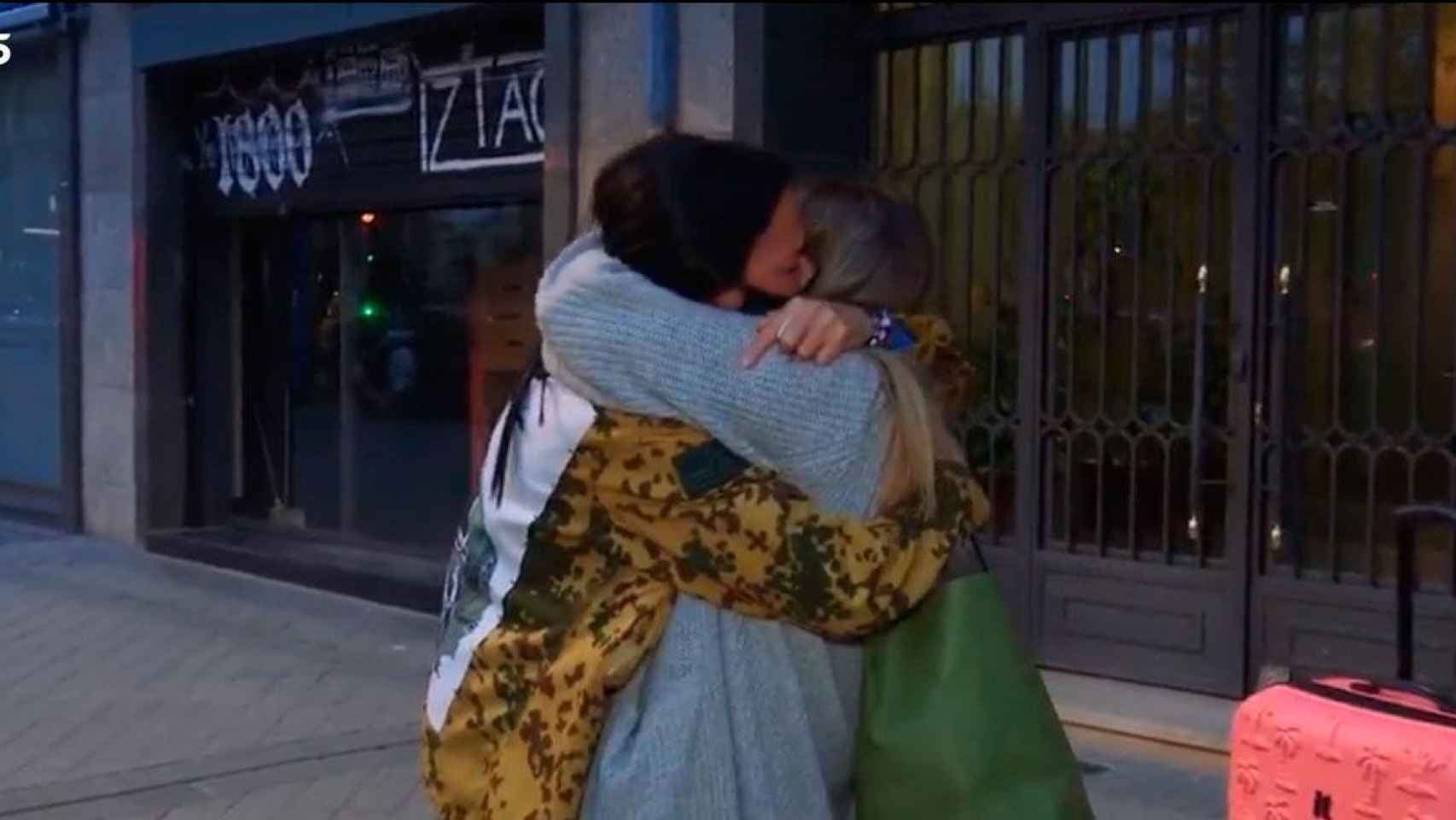 Rocío Flores y Olga Moreno se funden en un abrazo en su despedida /TELECINCO