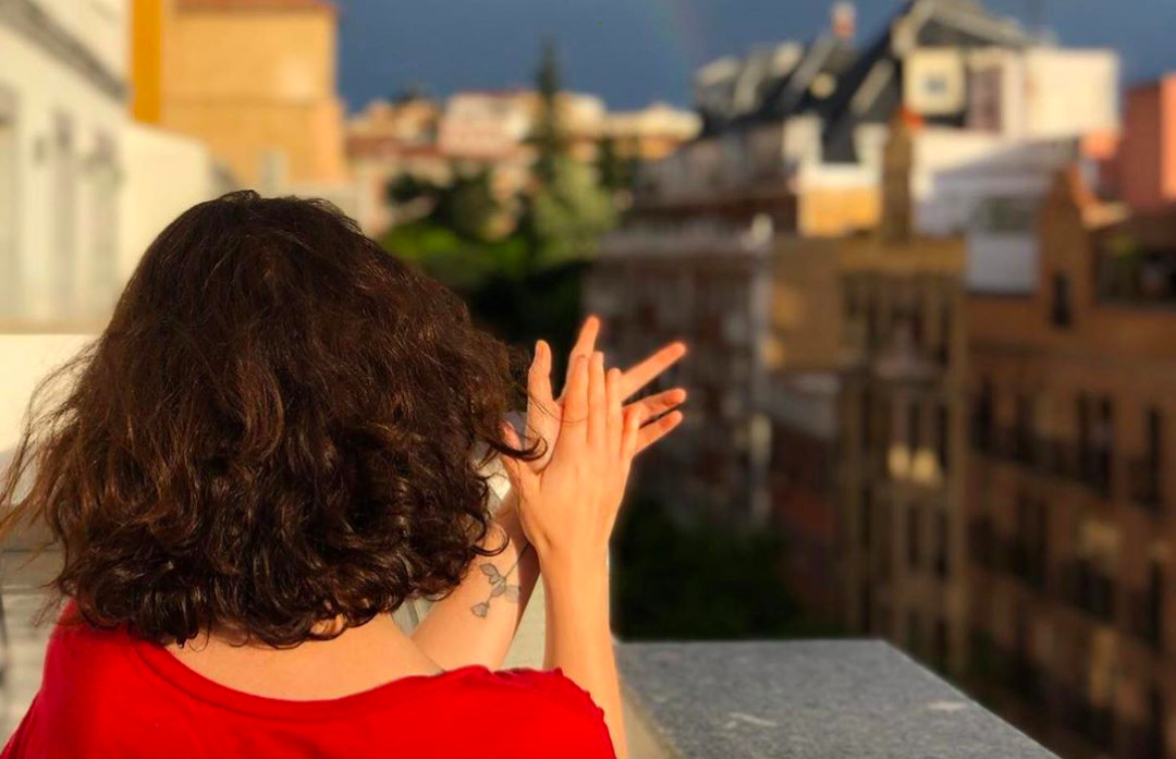 Isabel Díaz Ayuso aplaudiendo desde una de las terrazas de su apartamento de lujo / INSTAGRAM