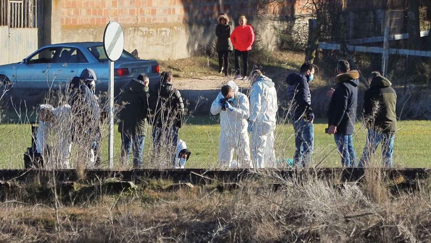 Investigadores en la zona donde se halló el cuerpo de Esther López / EFE