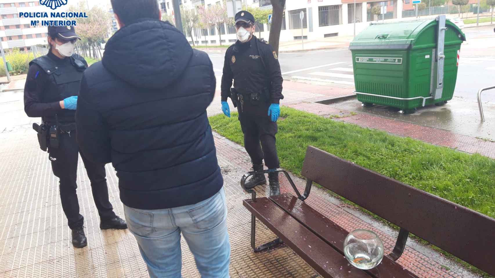 La Policía Nacional multa a un hombre con una pecera, en Logroño / POLICÍA NACIONAL