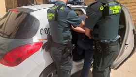 Dos agentes de la Guardia Civil detienen a un delincuente / EP
