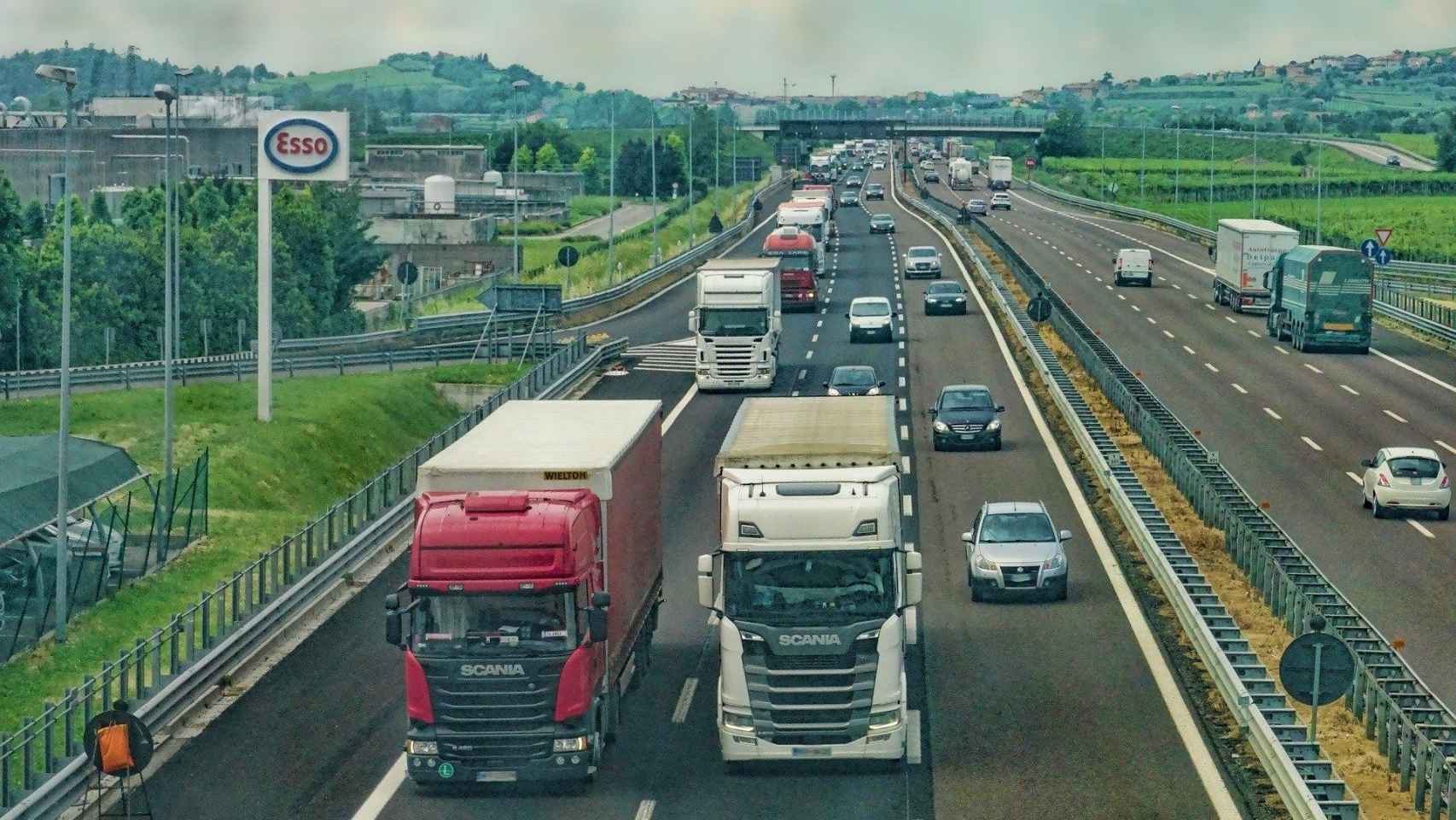 Varios camioneros conducen por una autopista / CG
